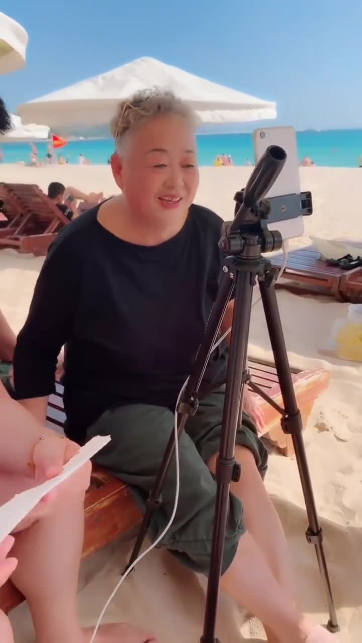 网红大妈日子真舒坦,海边晒太阳开直播,网友:我老了也想这样!