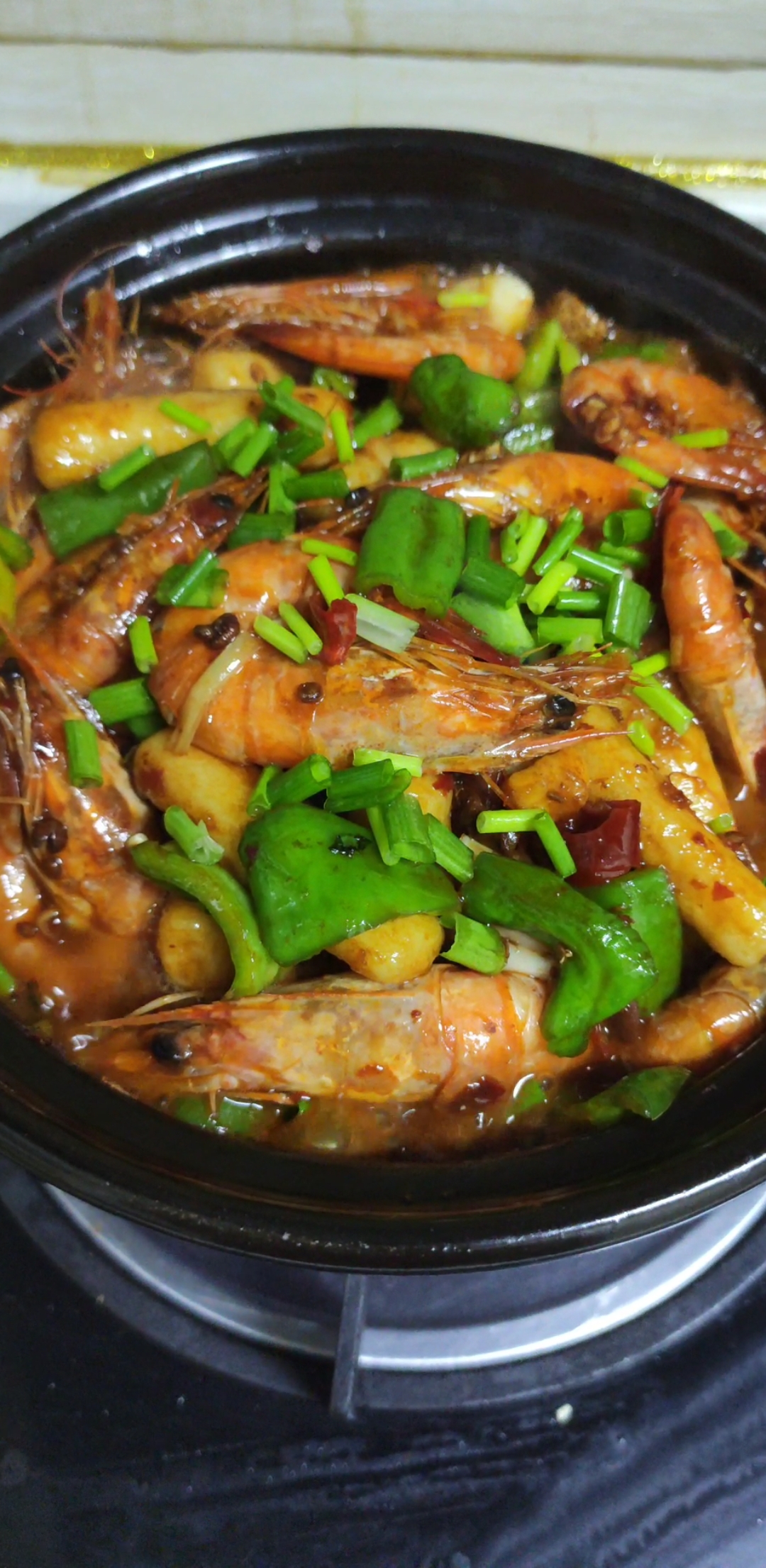 今天给大家分享一道美食"砂锅香辣虾",感谢您的关注!