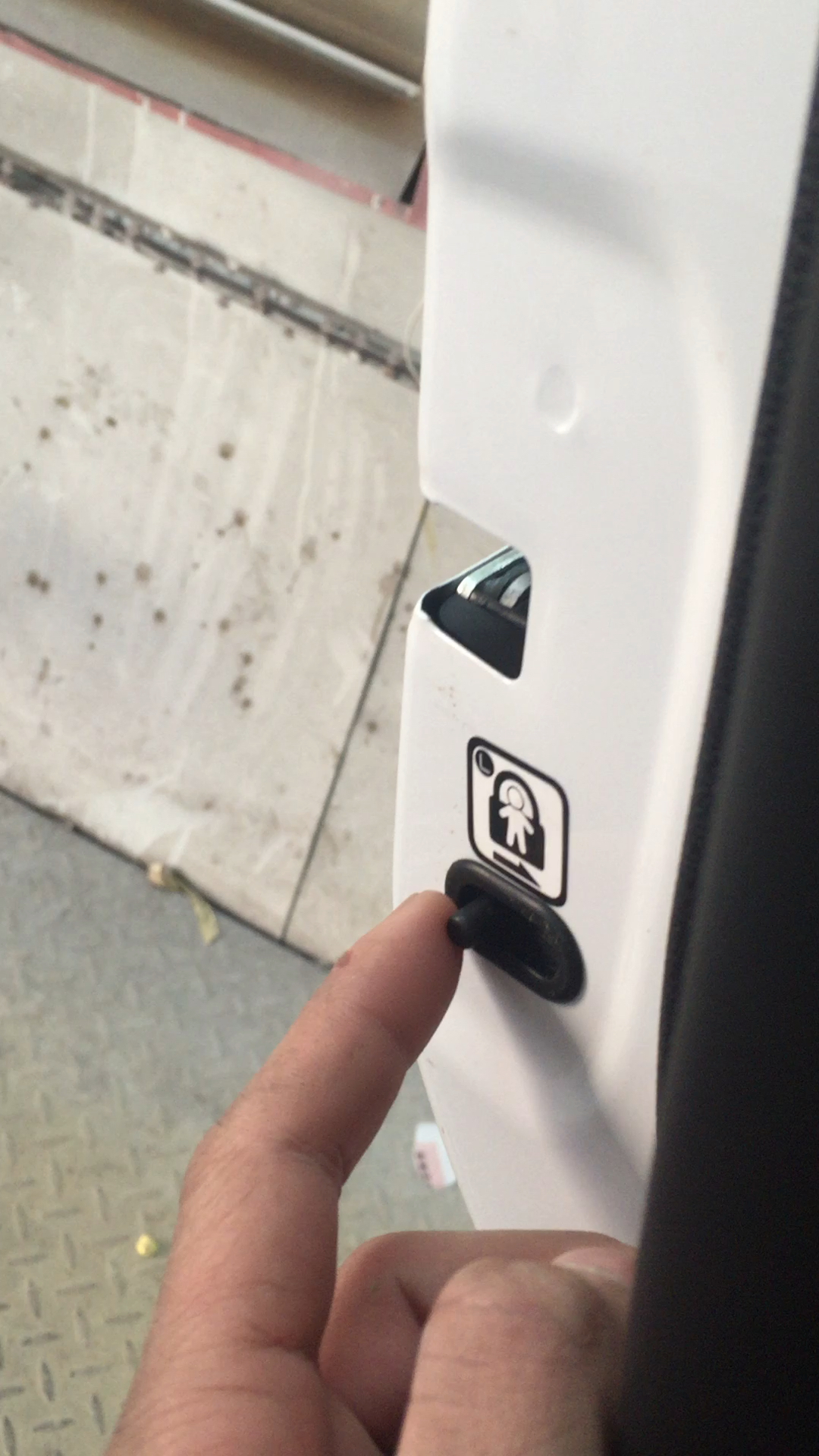 儿童锁一旦关上,儿童从里面是打开车门的