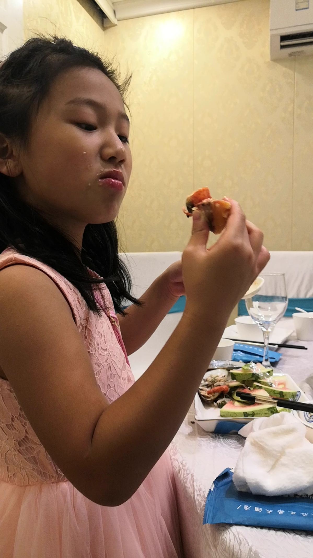 小女孩暑假吃龙虾