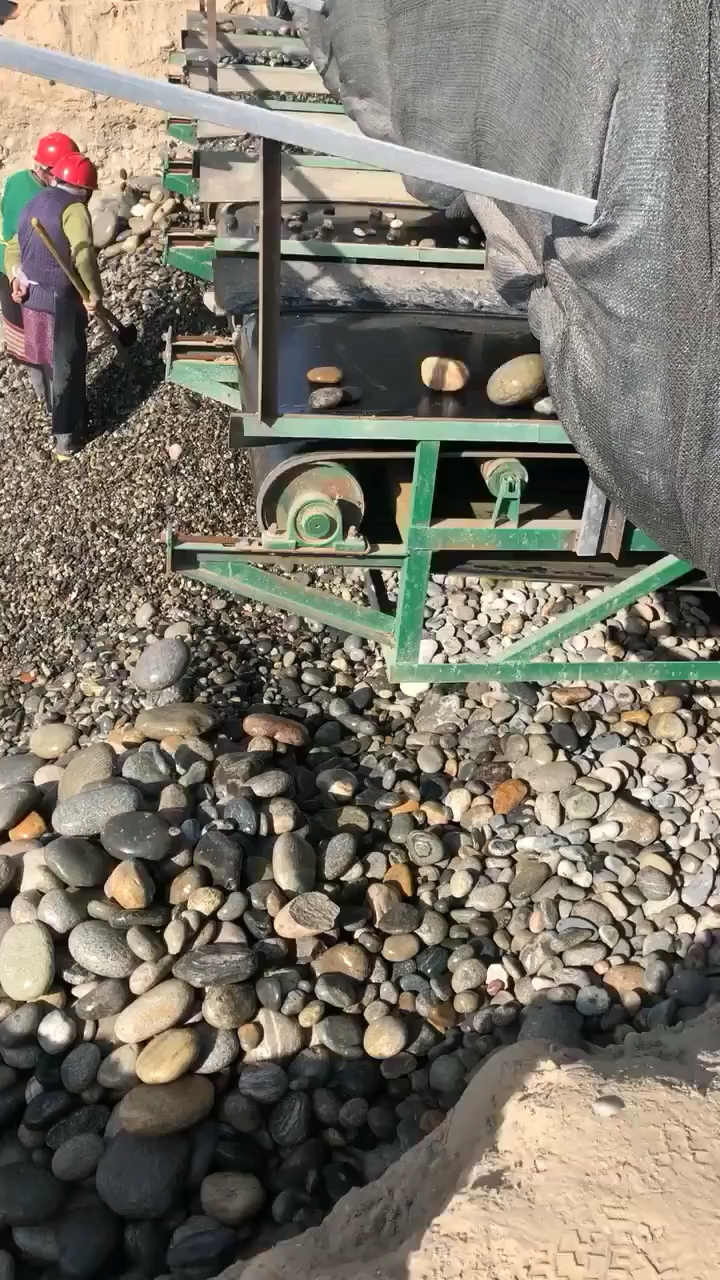 新疆玉龙喀什河,一线籽料开采地.