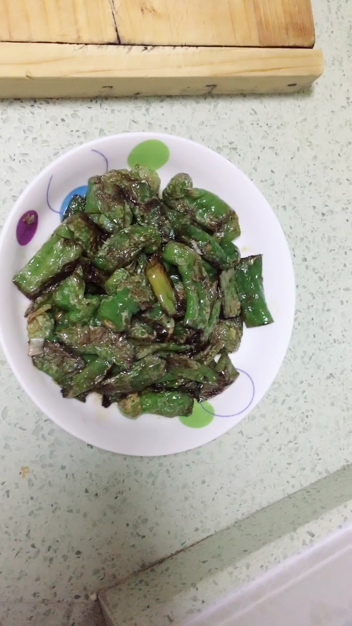 家庭小菜虎皮辣椒和洋葱土豆片:视频3