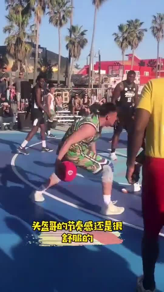 当头盔哥遇上街球的鼻祖丝毫不占上风
