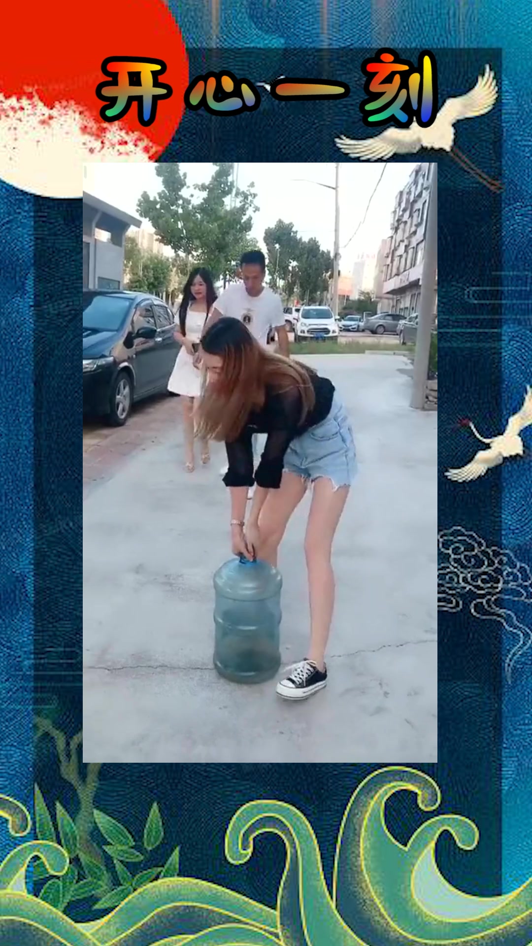 我要上热门#姑娘搬不动水桶,帅哥好心帮忙,结果发生这种事!