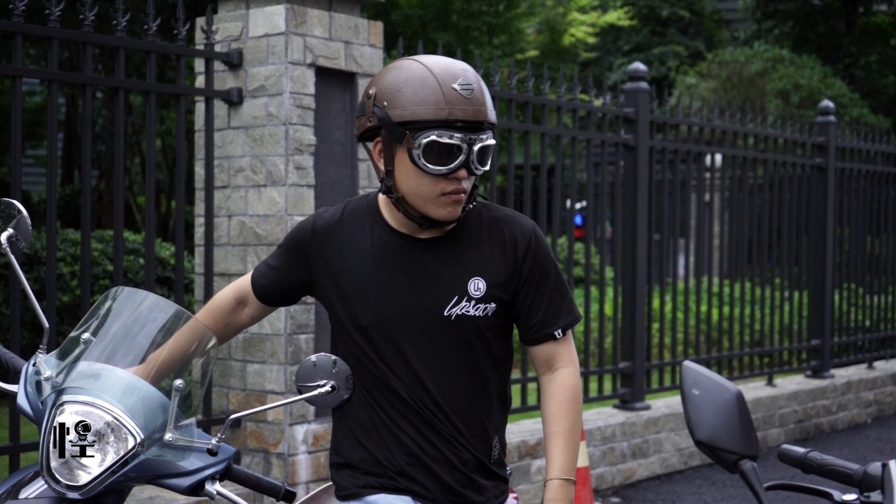 "戴头盔不压发型的正确方法"