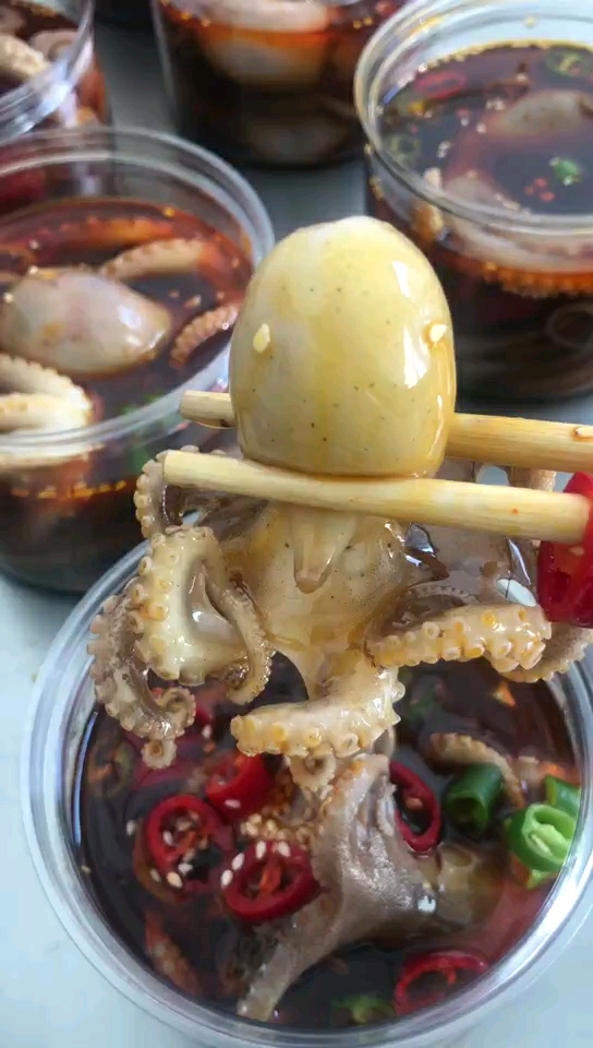 香辣爆头八爪鱼一罐500克有一次能吃一罐的朋友吗?