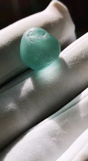 新疆阿勒泰戈壁海蓝宝石