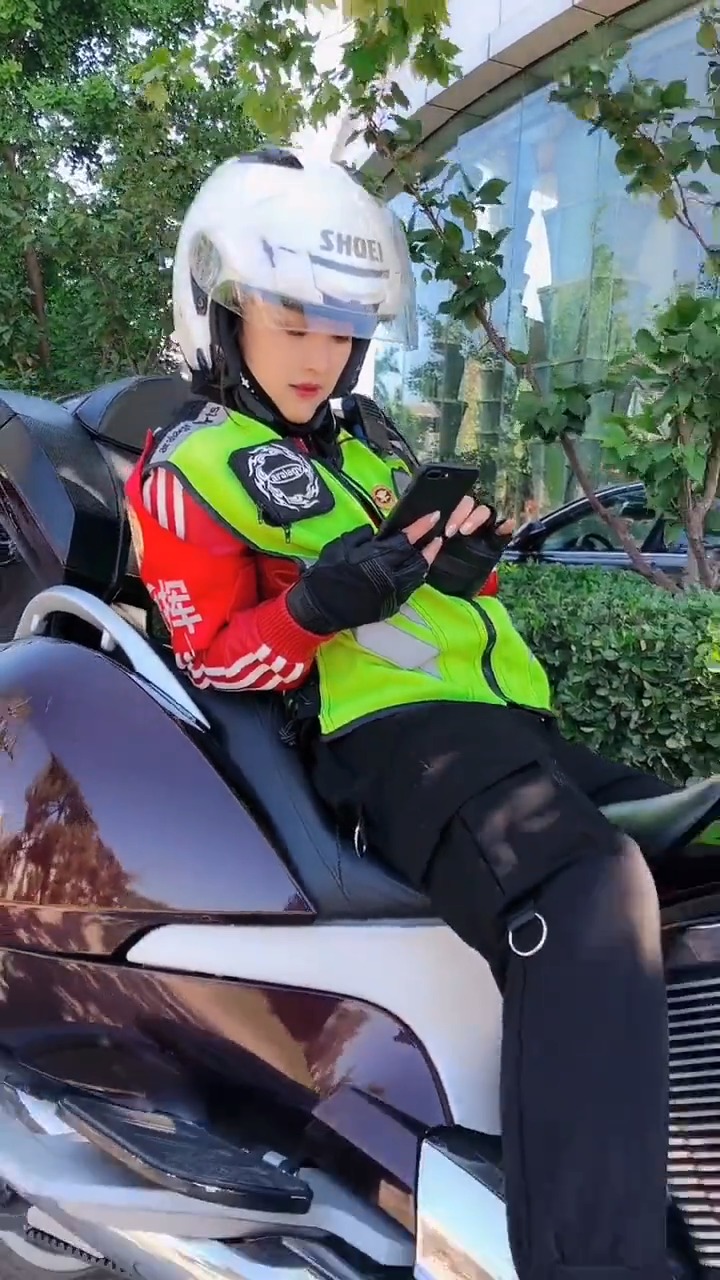 娱乐#好霸气的美女骑士指挥官,看完她的摩托车,不敢和她说话了