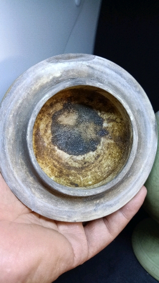 [精品欣赏]将军罐一个:瓷制,宋朝.龙泉窑,青瓷.高22厘米,直径15厘米.