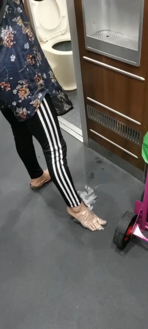 鞋子掉火车缝了过会下车我看她怎么走