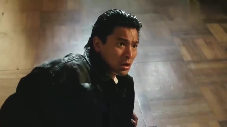 赌神刀仔救了失忆时的赌神,没想到赌神记忆恢复后不记得刀仔了