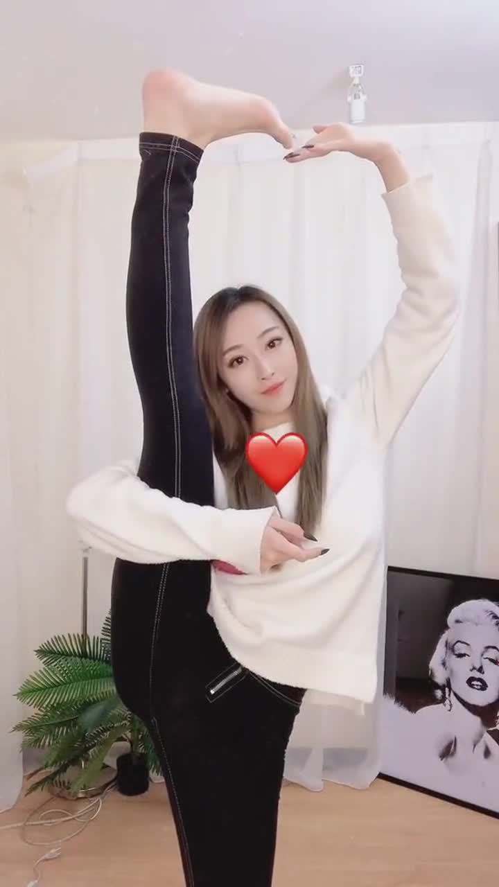 比心的新方式小姐姐太厉害了!