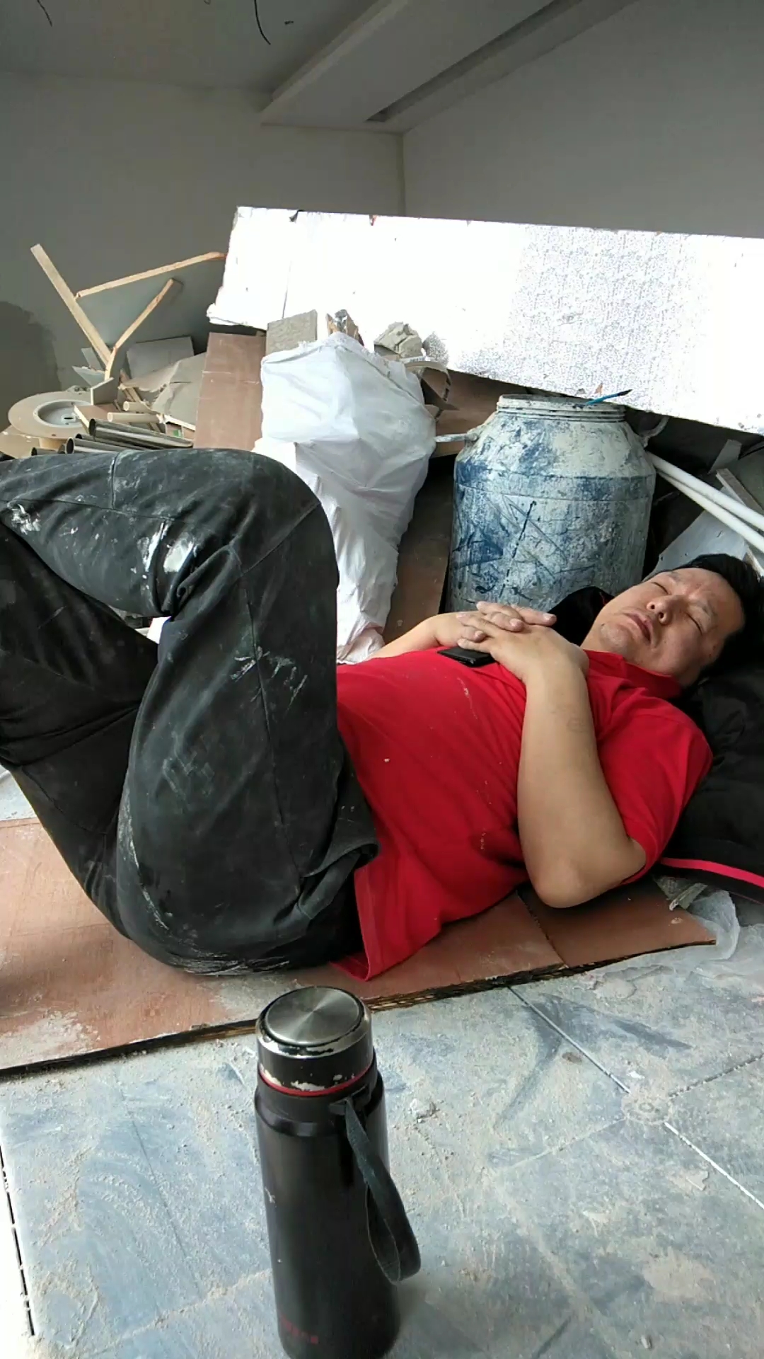 这位粉刷工师傅的午睡姿势很潇洒