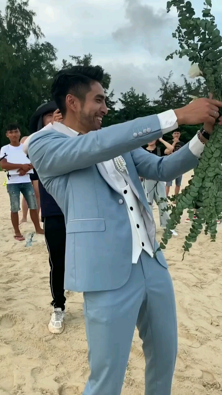 大叔开始发射比心