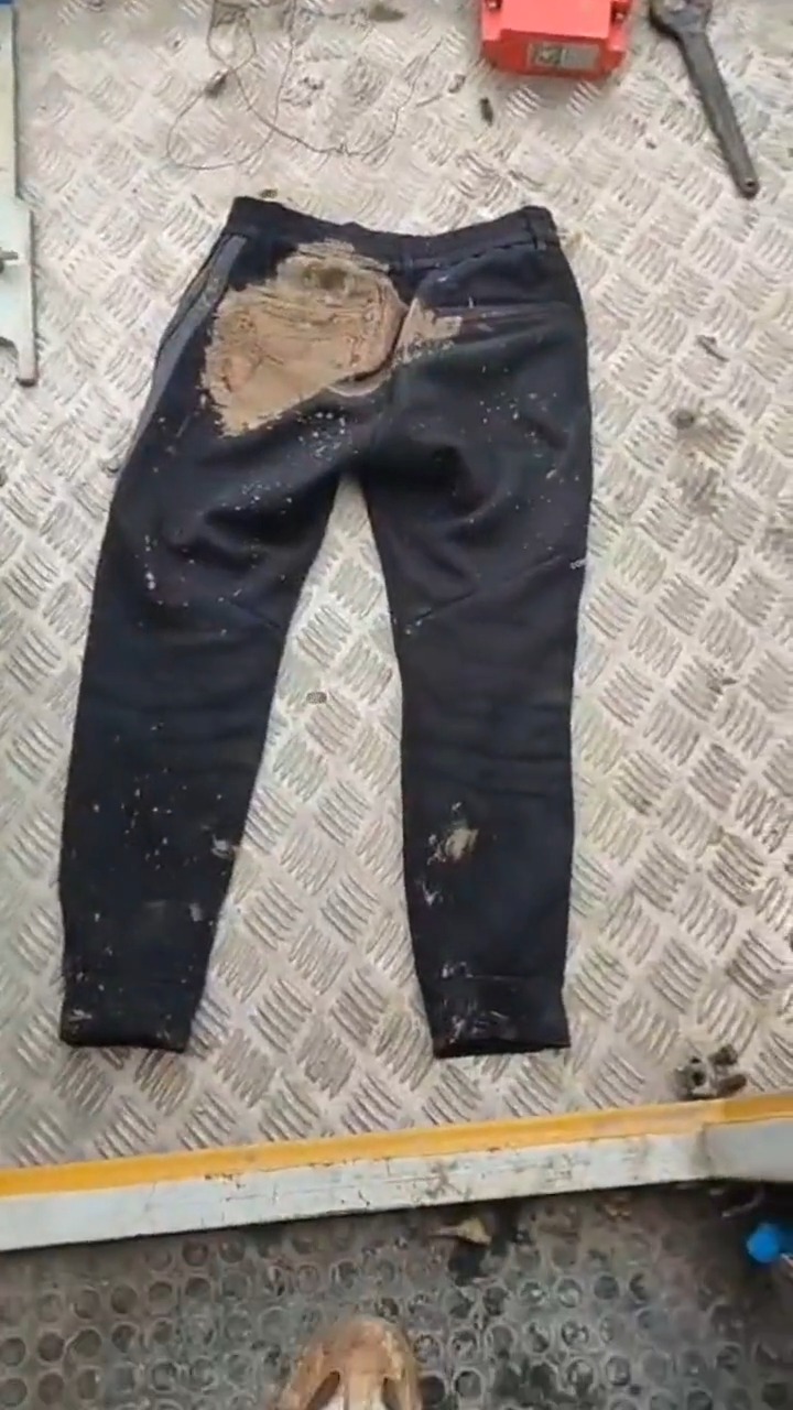搞笑视频#倒霉死了这烂工地到处都是泥摔死我了这下好了工人都看见了