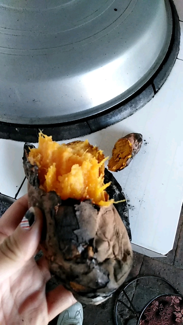 烤地瓜,自己家大锅做饭,柴火烧的,做好饭还可以烧红薯吃!
