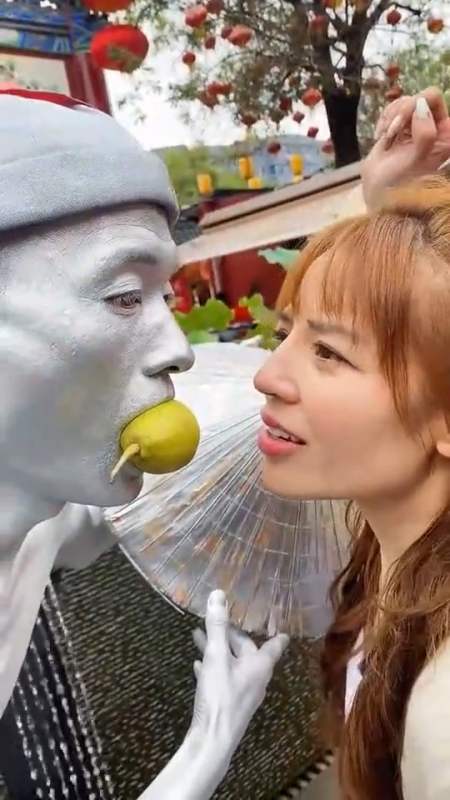 小姐姐喜欢吃梨真搞笑银人阿少成长力计划行为艺术街拍搞笑视频啥都不