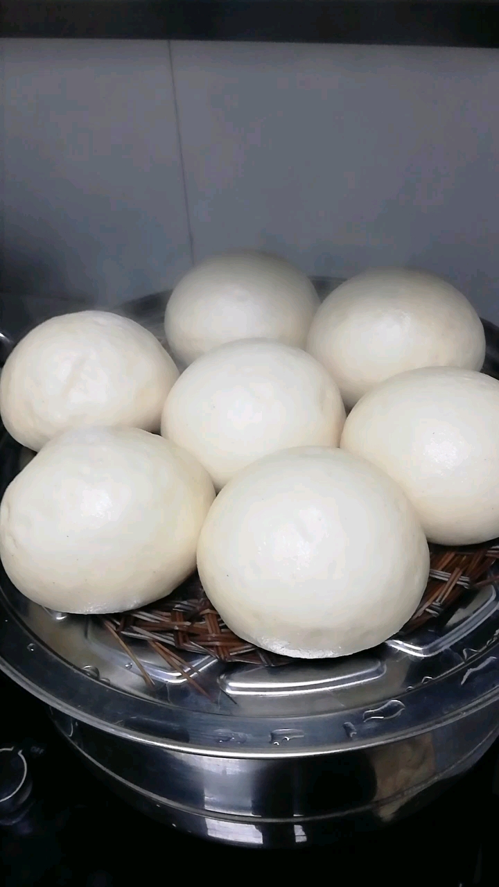 馒头出笼了,猜猜笼屉上蒸馒头用的什么