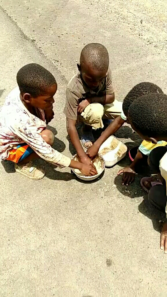 穷苦孩子吃饭可怜图片图片