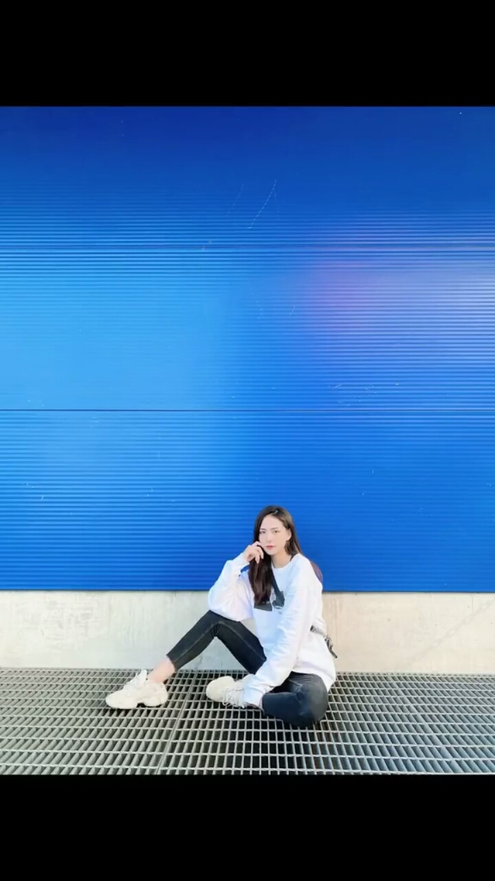 出去只要找到一个好看的背景墙就可以随时拍大片啦!#拍照姿势