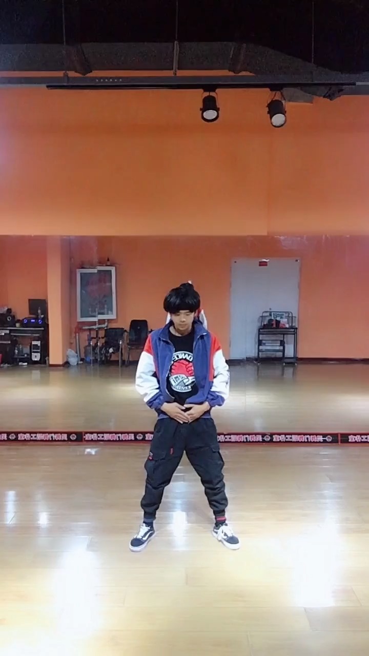 易烊千玺中枪舞分解教学