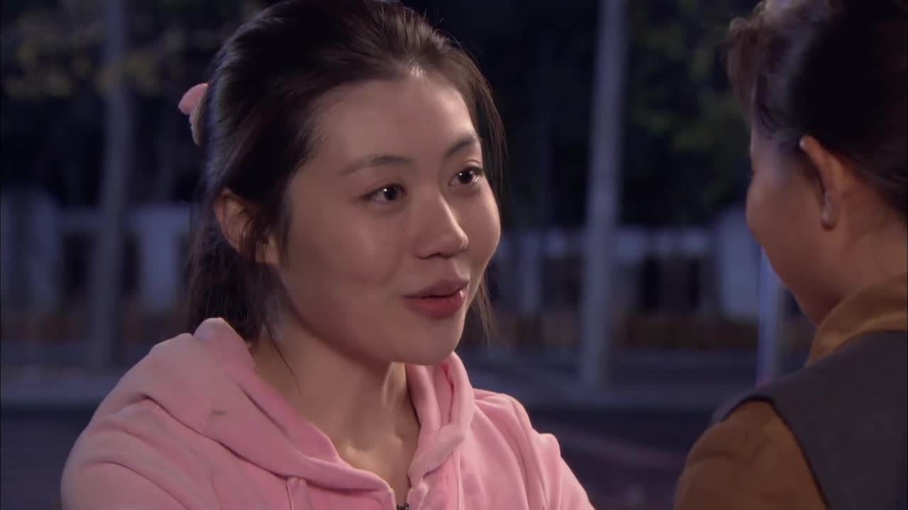 袖珍妈妈:笑笑跪着与妈妈聊天,回忆着小时候的事,亲妈躲在树角笑了
