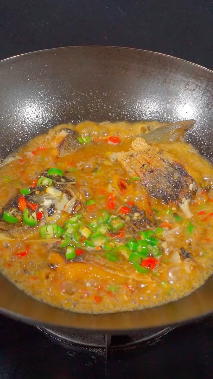 美食#好久没吃草鱼,做道香辣紫苏焖鱼块,鱼汤泡饭都能吃三碗.