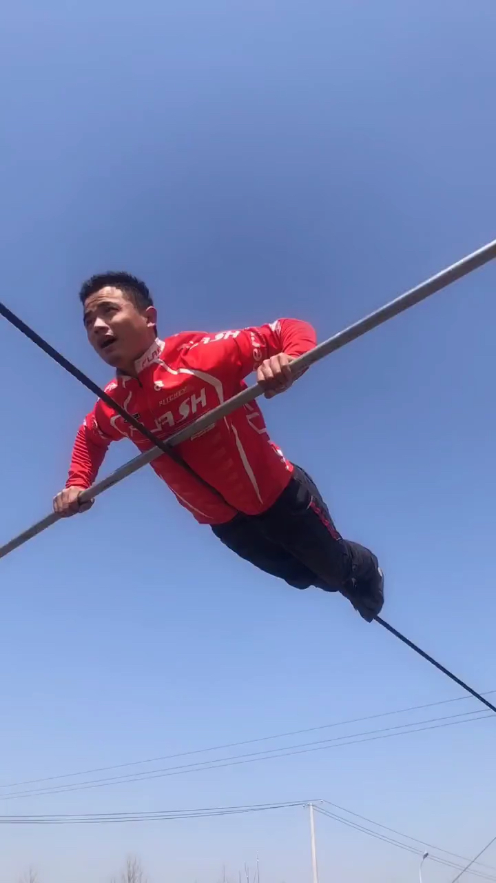 小哥哥高空走钢丝