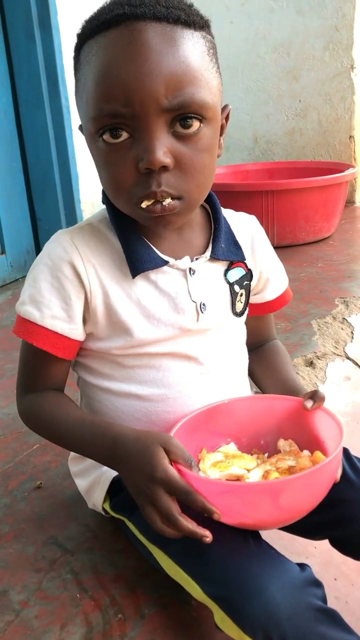 你叫黑蛋吃着鸡蛋.生气的样子好可怕