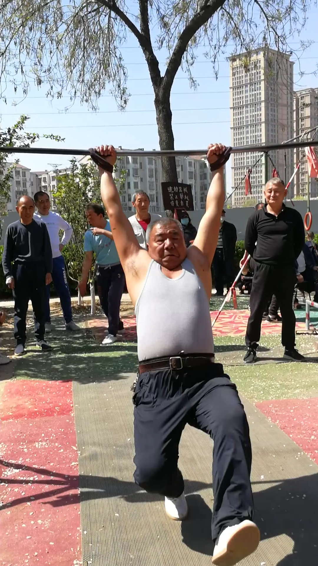 全民正能量#180多斤的胖大爷还挺棒!