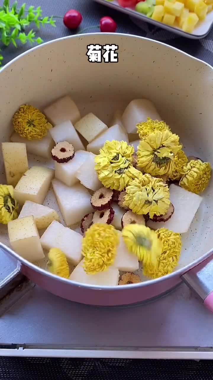 天气越来越热,容易口干舌燥,这道菊花雪梨冻撞奶一定要收藏好