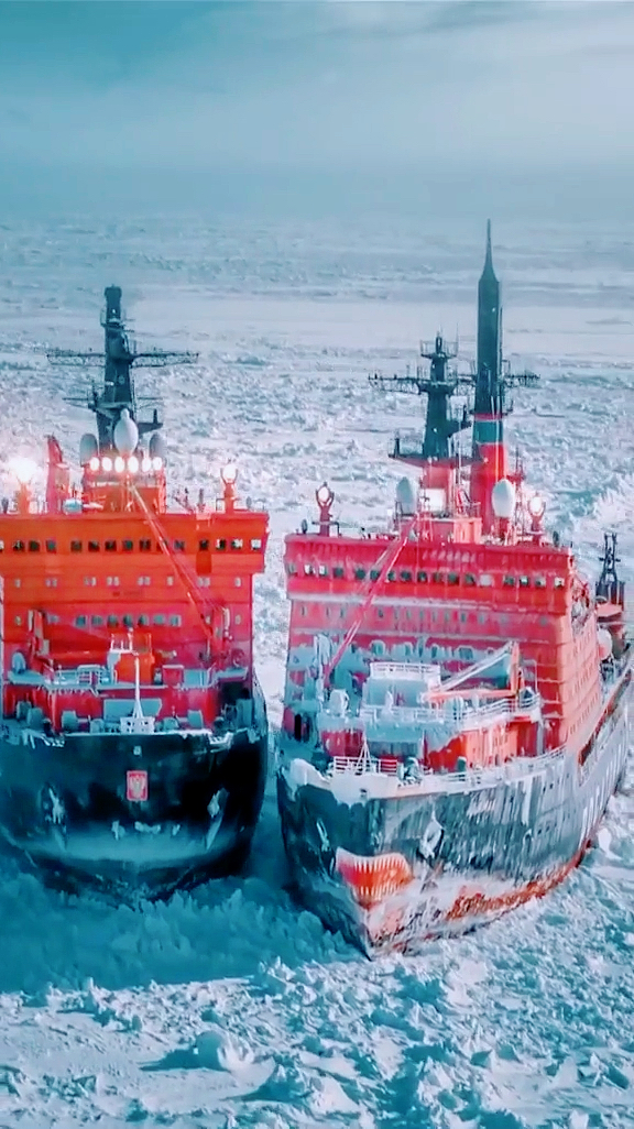两台破冰船一起破冰……南极