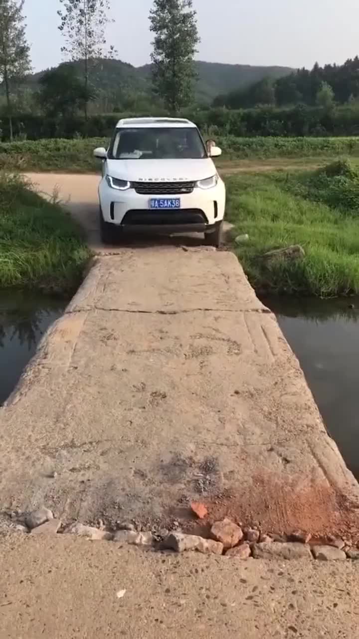 看这辆车过桥,看的我是心惊胆战的生怕掉下去