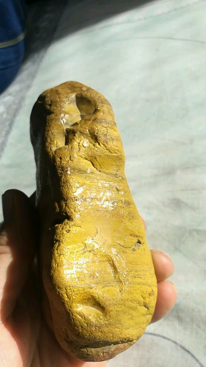 一块不错的黄色肝石,质细黄的喜庆,做个把件还行,今天拿出来和大家