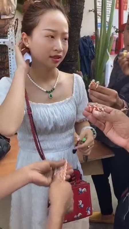 上热门#缅甸人越来越皮了,卖个翡翠,还想套路老板娘