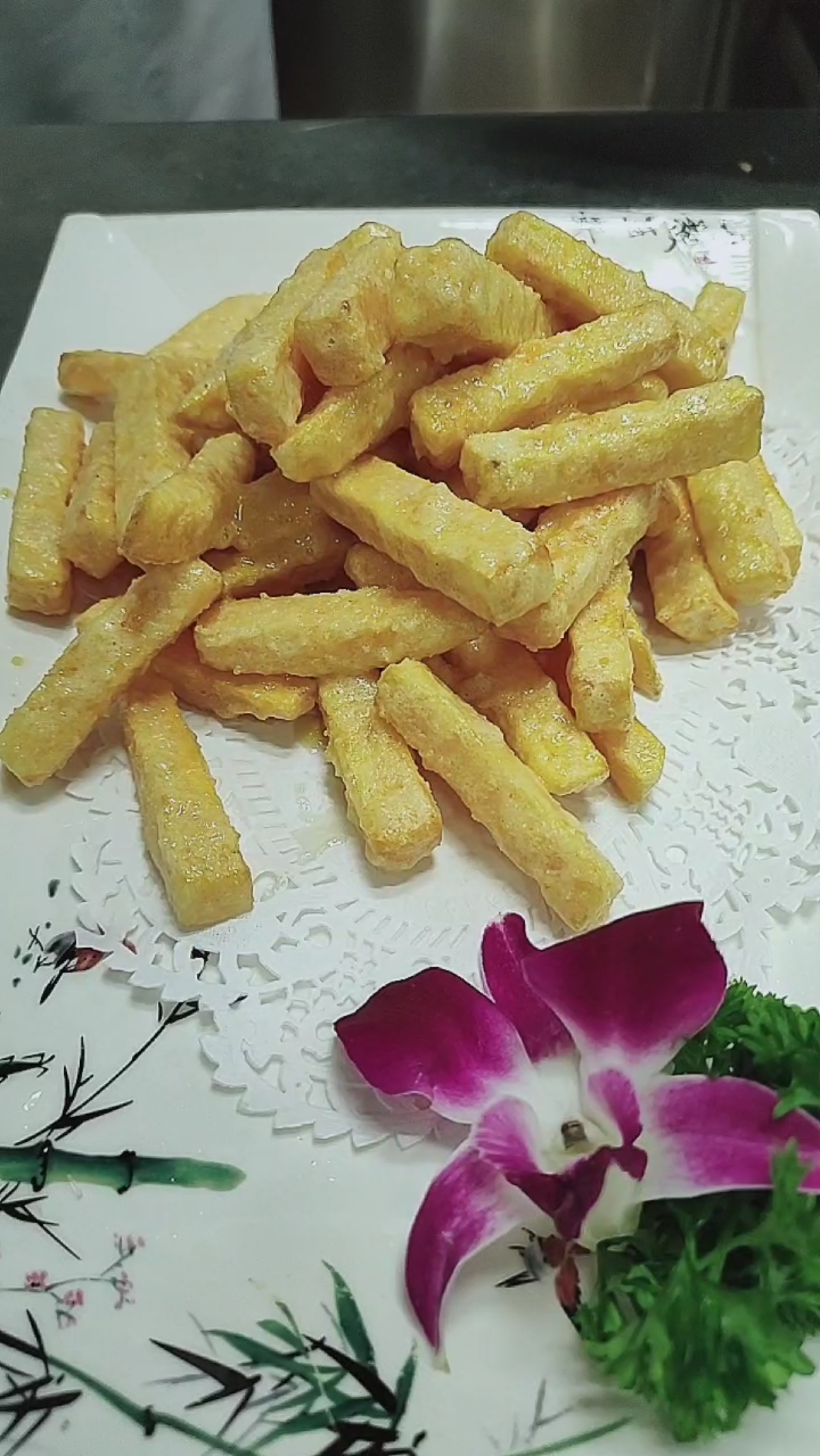 美食记#咸蛋黄焗红薯,新来厨师秀勺功呢翻起来没玩.