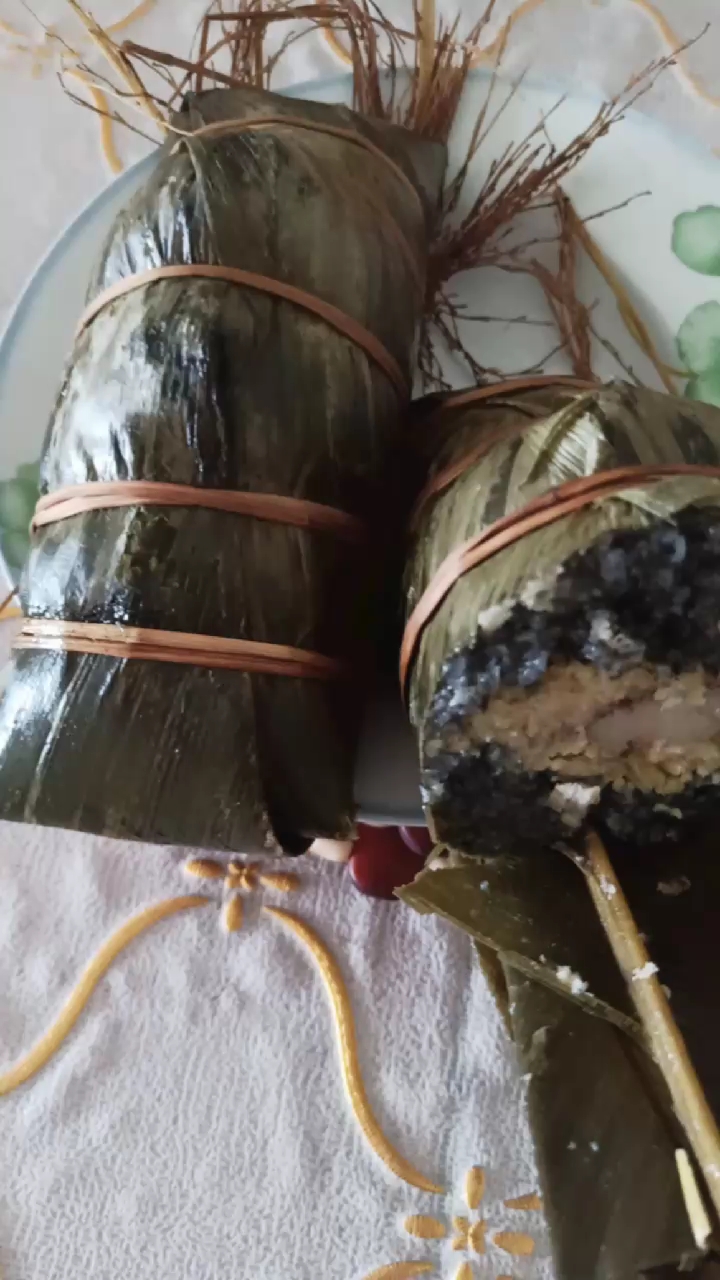 过年的黑粽热一热中餐就吃粽子了