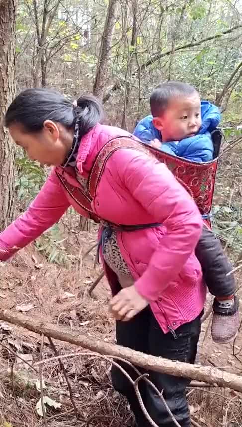 背着孩子的女人图片