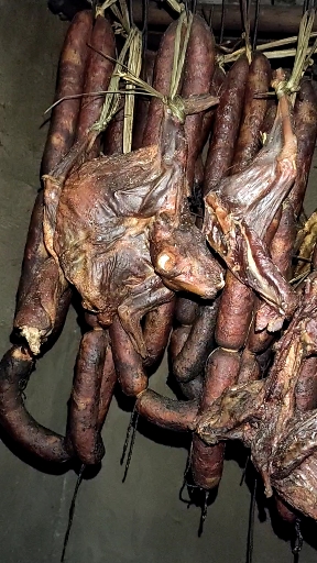 家乡特色美食#妈妈自己在家熏的腊肉,今年多了腊兔肉,有一节香肠掉灰