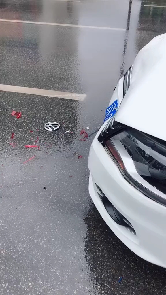 追尾了下车钥匙锁车里了,外面还下雨,你说气人不