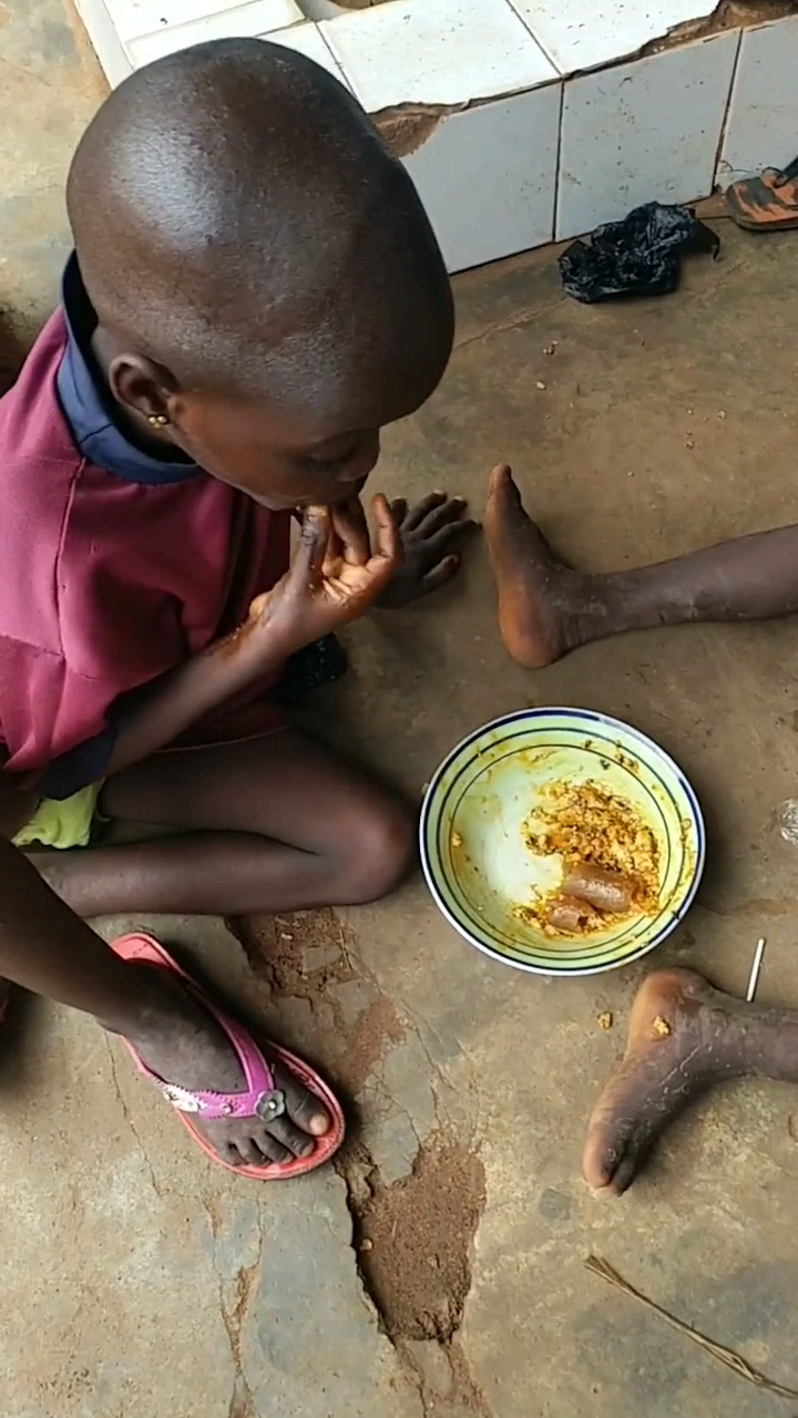 非洲有钱人家孩子吃饭