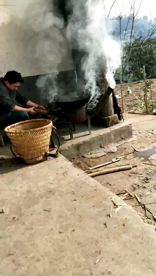 自己生火做饭,劳动的男人最光荣了