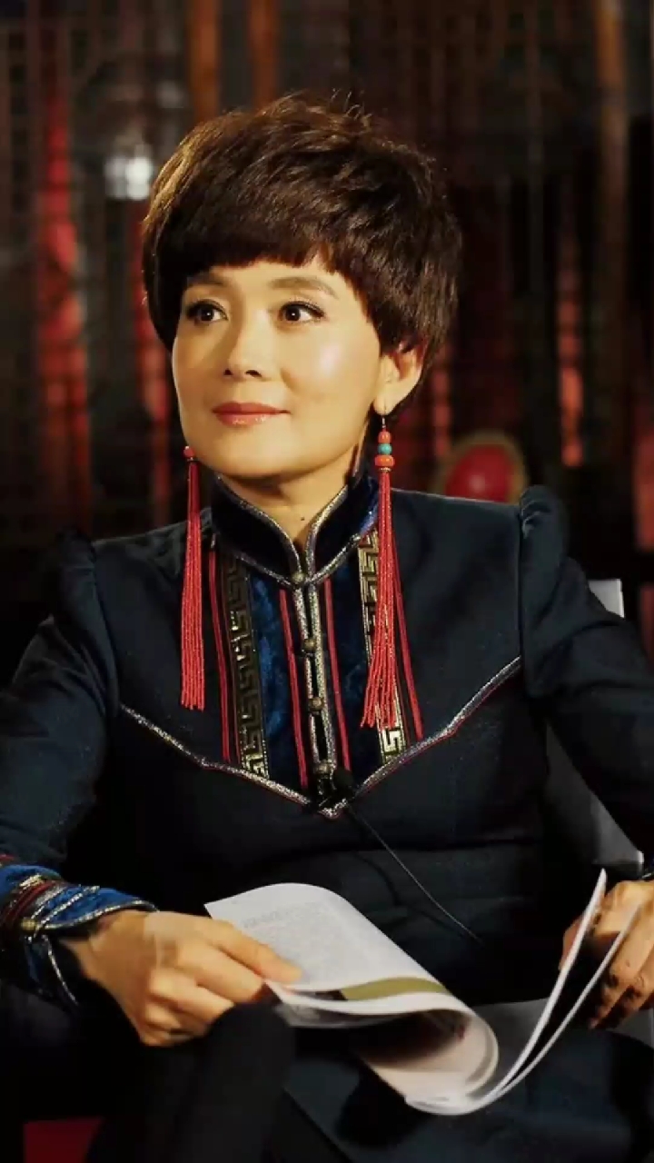 57岁娜仁花,被誉为蒙古族三朵金花,自己是影后,丈夫是影帝