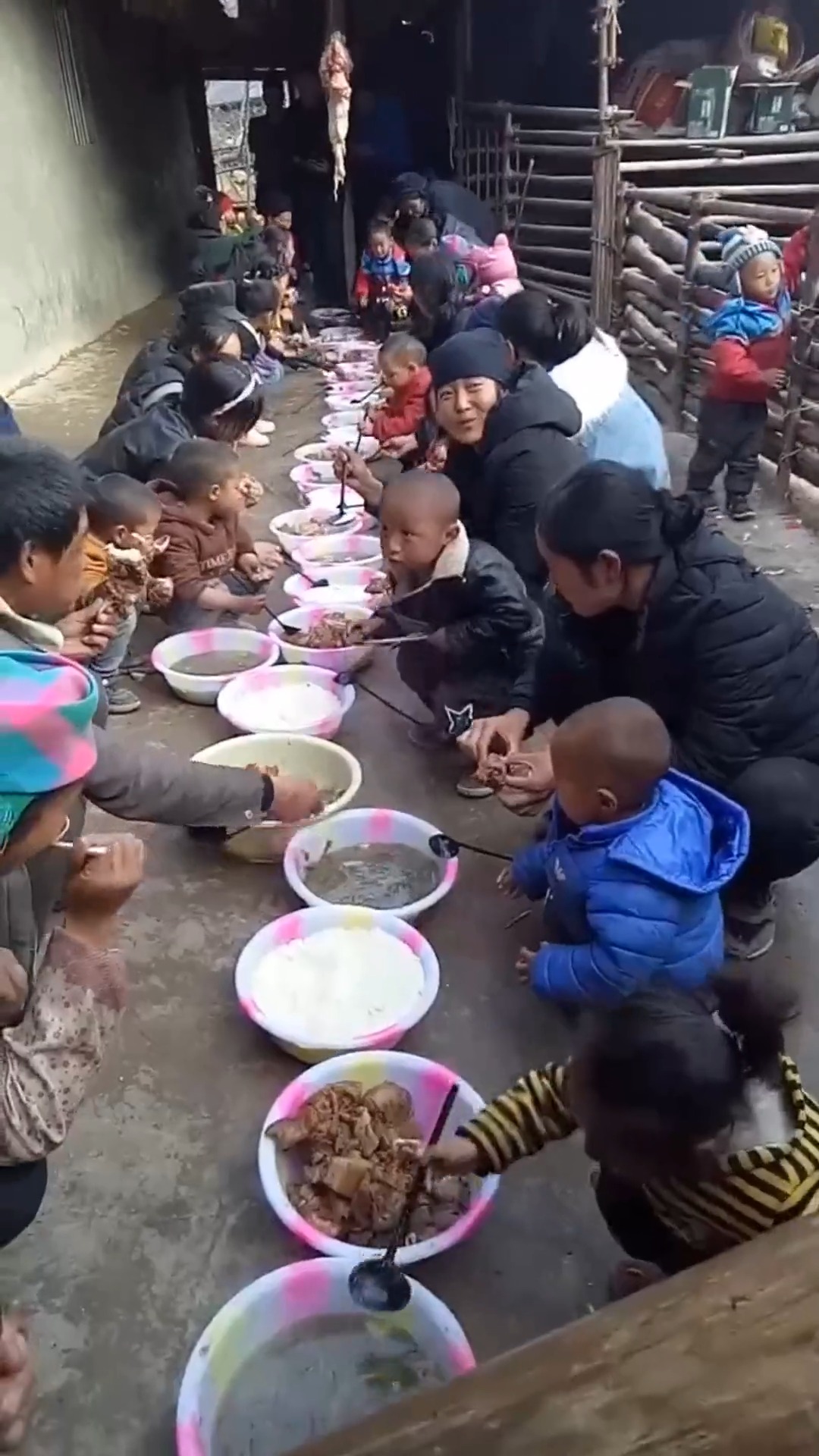 娱乐#凉山彝族的结婚酒席,人们都是这样吃饭的,估计我撑不了多久