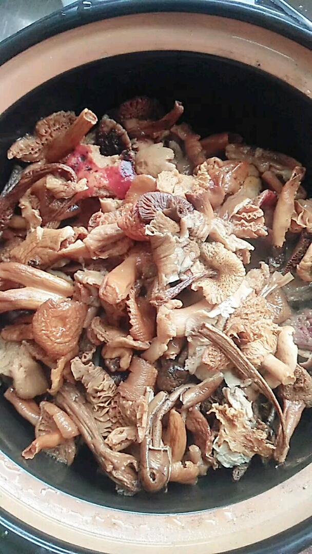 小鸡炖蘑菇,干野生菌子有很多泥沙,要清洗干净,否则影响口感,大火炖开