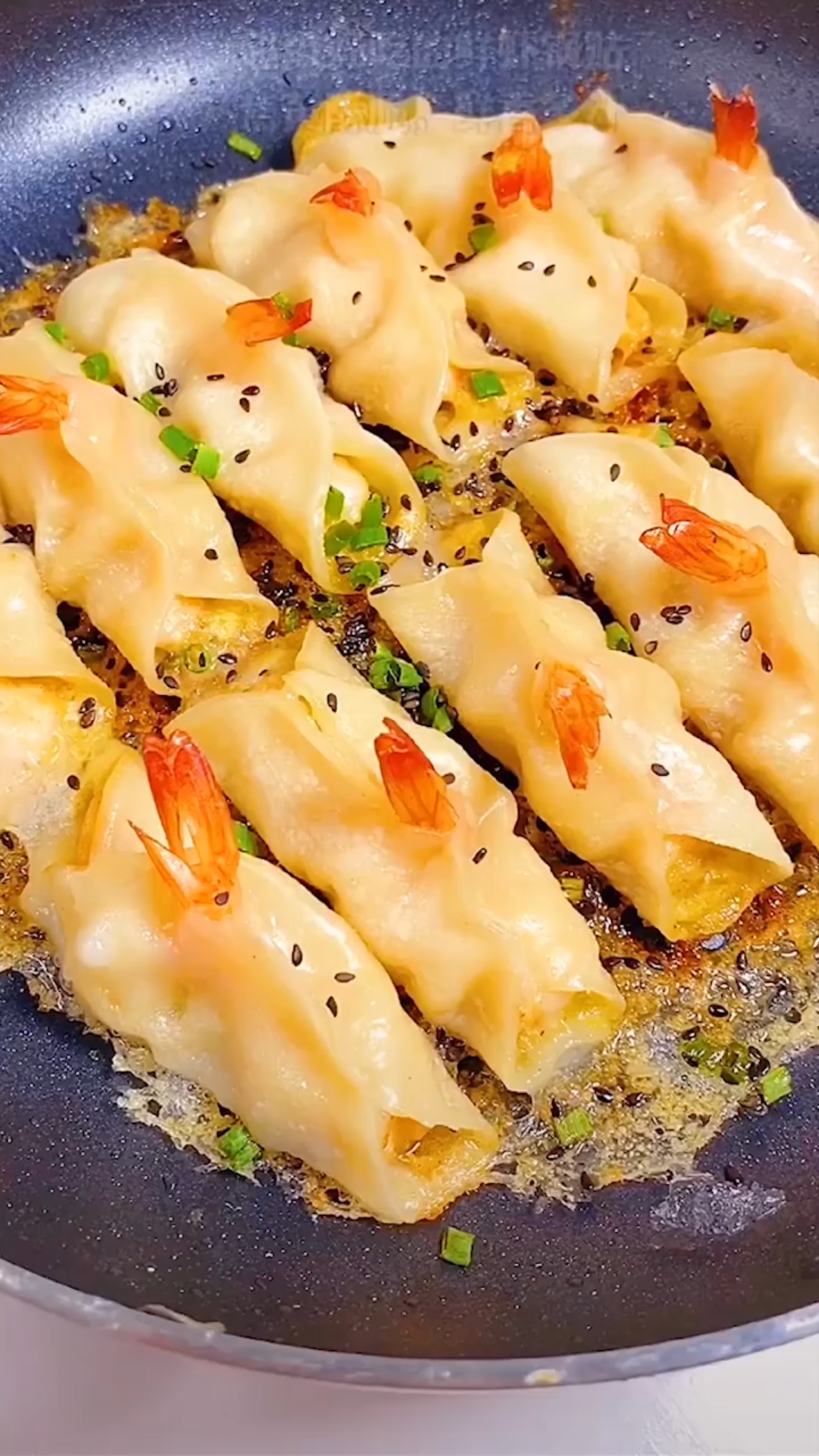 鲜虾锅贴,外壳焦黄酥脆内里鲜香多汁