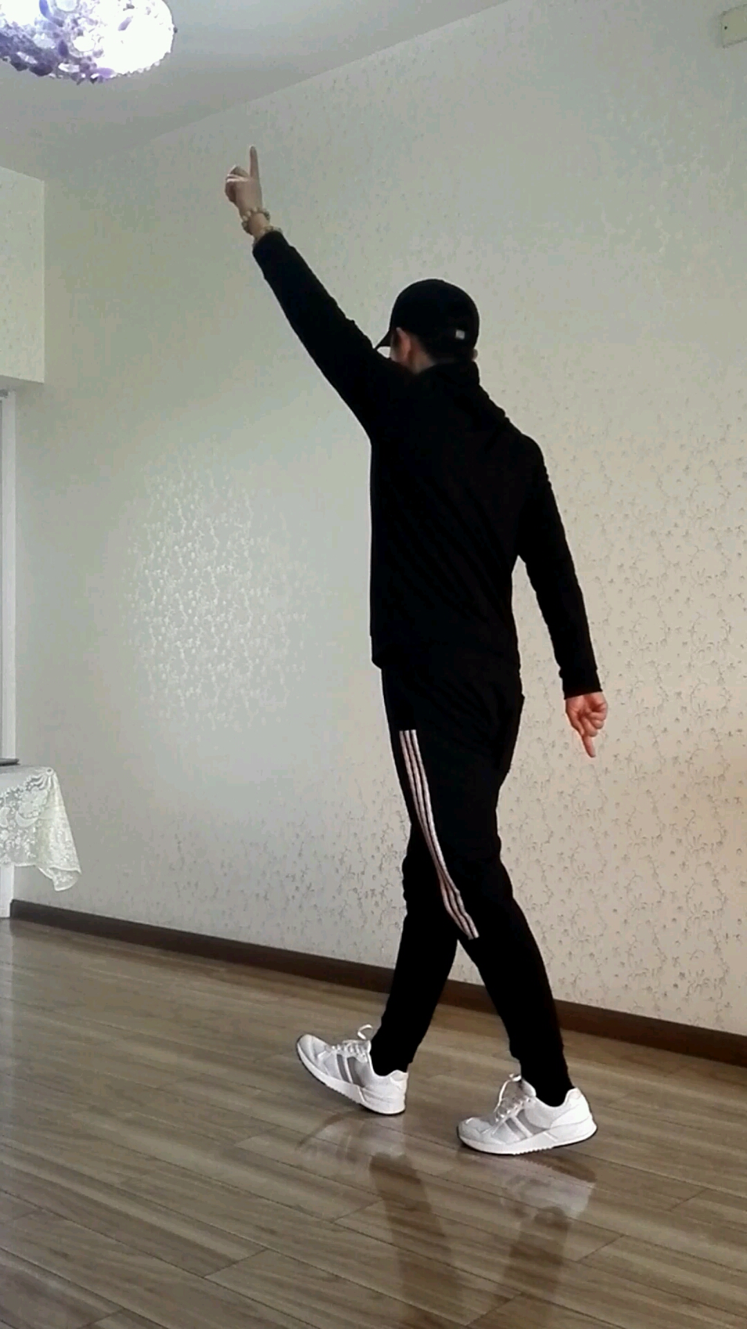 内交叉步详解,记住要领,反复练习.