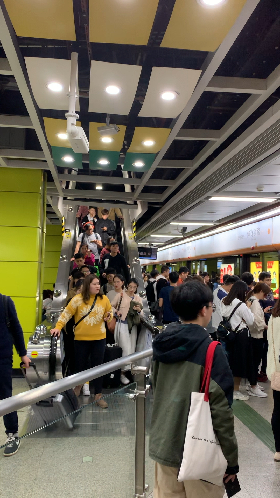 晚上十点半的地铁站