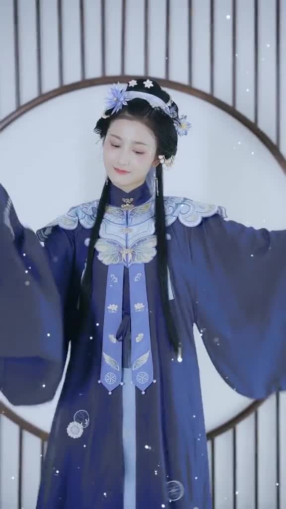 好爱这套蓝色的汉服,尤其是云肩!