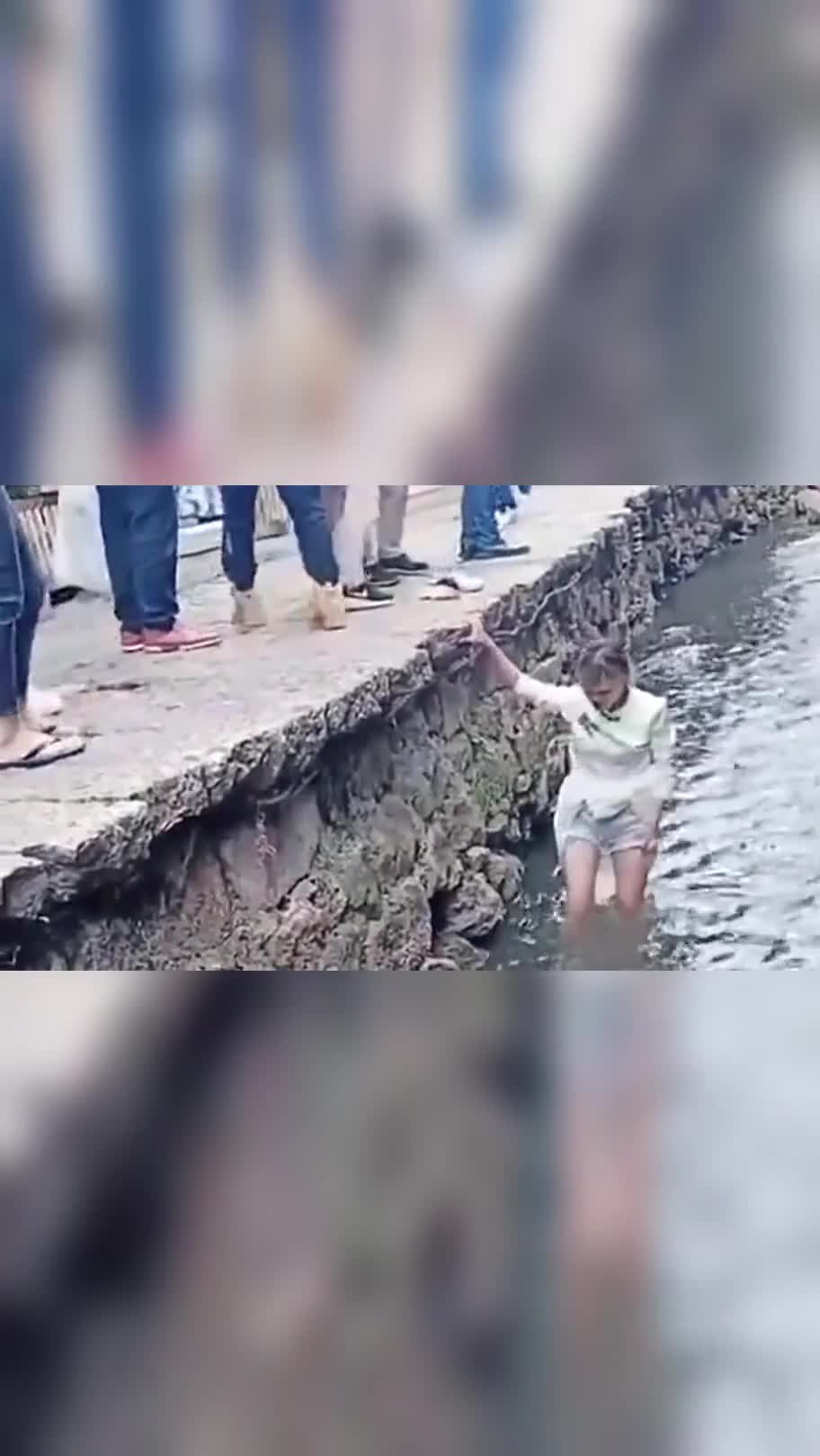 小姐姐不顾衣服湿透,帮游客捞起了掉进水里的手机,结果游客扭头就走了